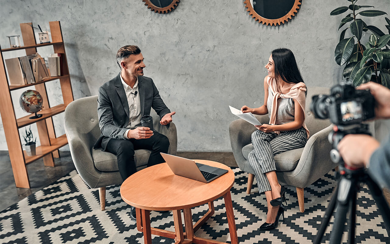 Interview mit zwei Personen in moderner Umgebung.