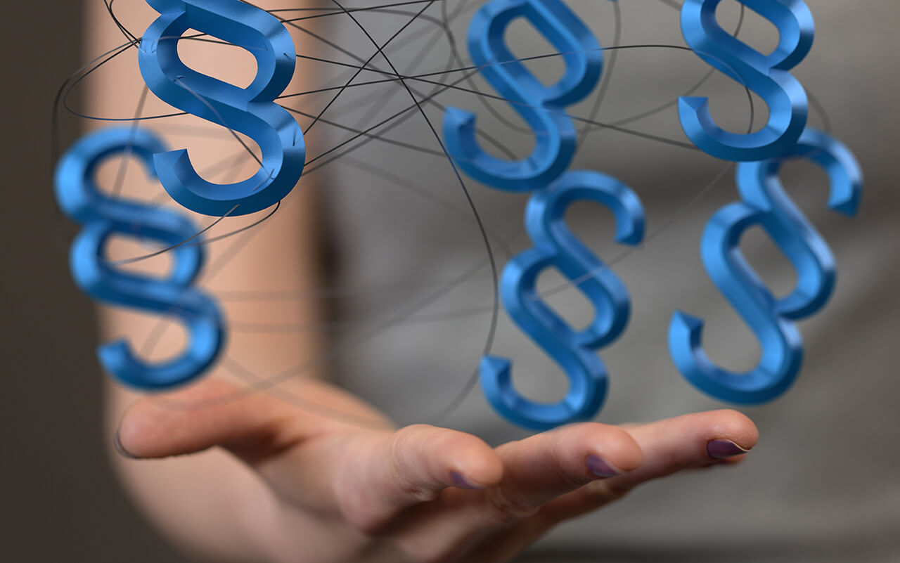 Datenschutzerklärung der Finanzchecks.de Über einer ausgestreckten, flachen Hand schweben virtuelle Paragrafensymbole.