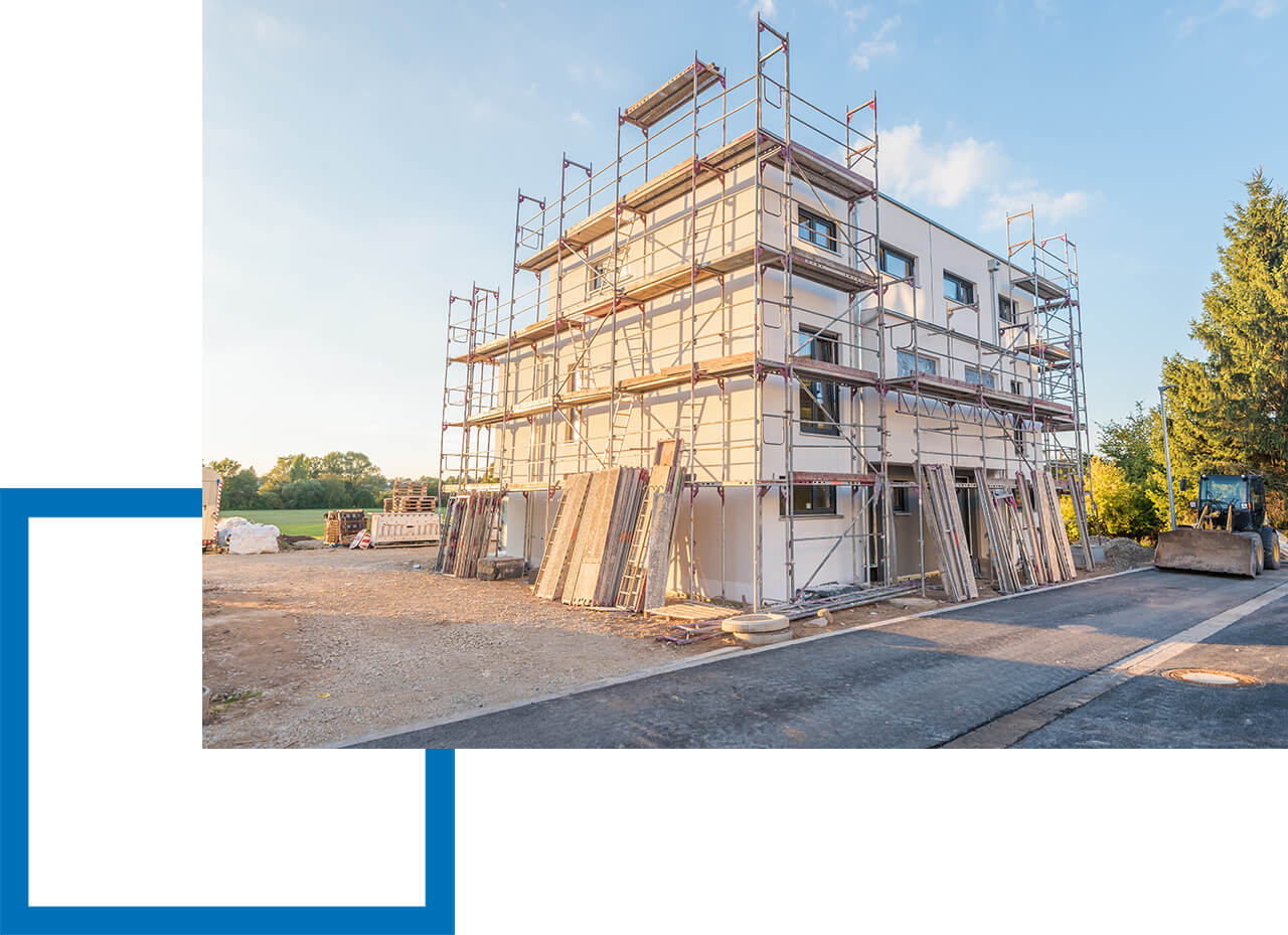 Betriebshaftpflicht für Baugewerbe und Bauunternehmen Bauunternehmen errichtet ein Mehrfamilienhaus im Grünen