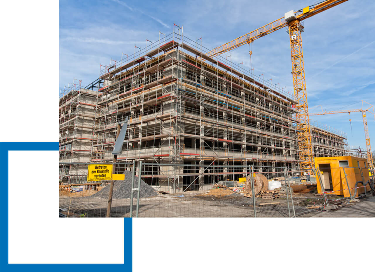 Betriebshaftpflicht Gerüstbau Eingerüstete Gebäude auf Großbaustelle