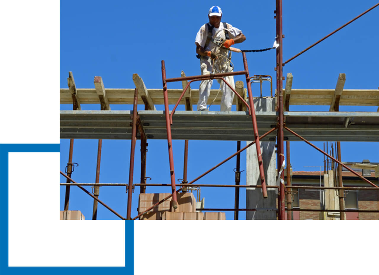 Betriebshaftpflicht Gerüstbauunternehmen Gerüstbauer lässt ein Element über Seilwinde ab