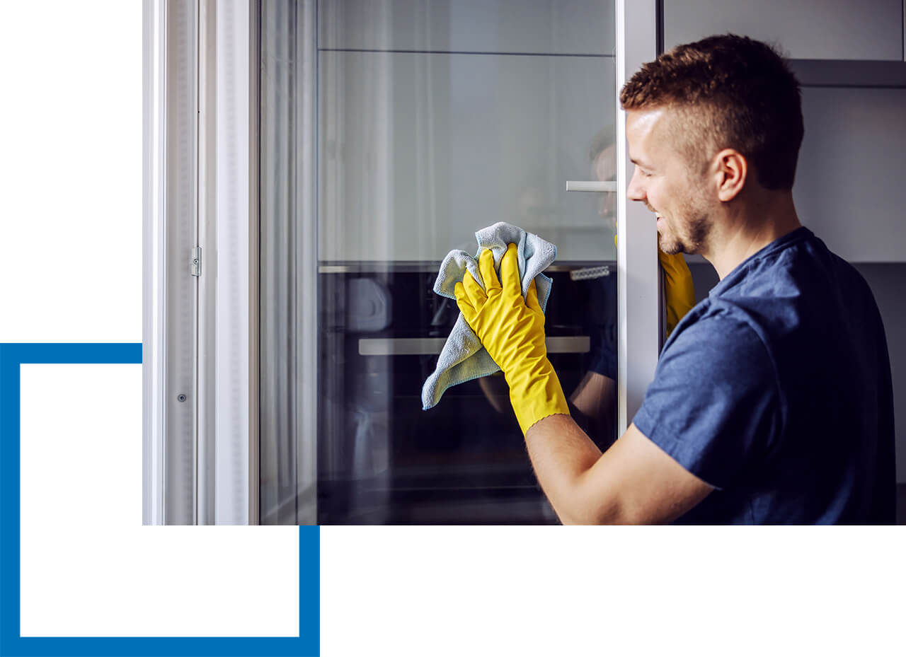 Betriebshaftpflicht Haushaltshilfe Putzhilfe reinigt Fenster in Wohnung