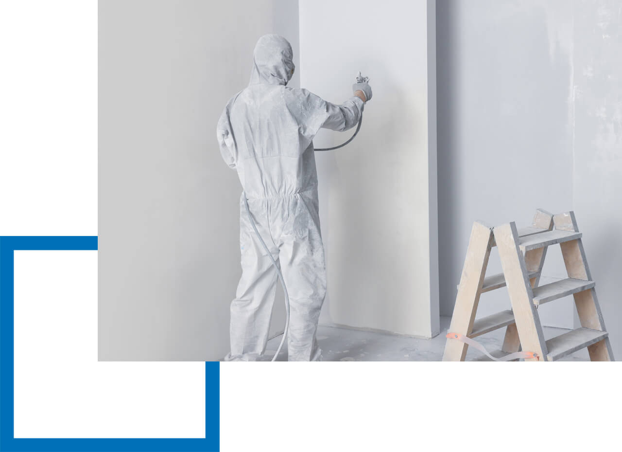 Betriebshaftpflicht Maler Maler sprüht Zimmerwand weiß