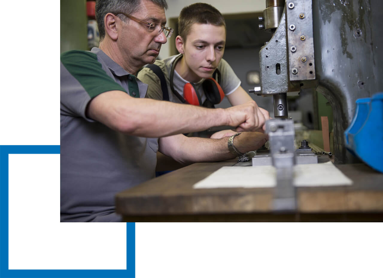 Betriebshaftpflicht Metallbau Metallbauer mit Lehrling am herstellen eines Treppengeländers