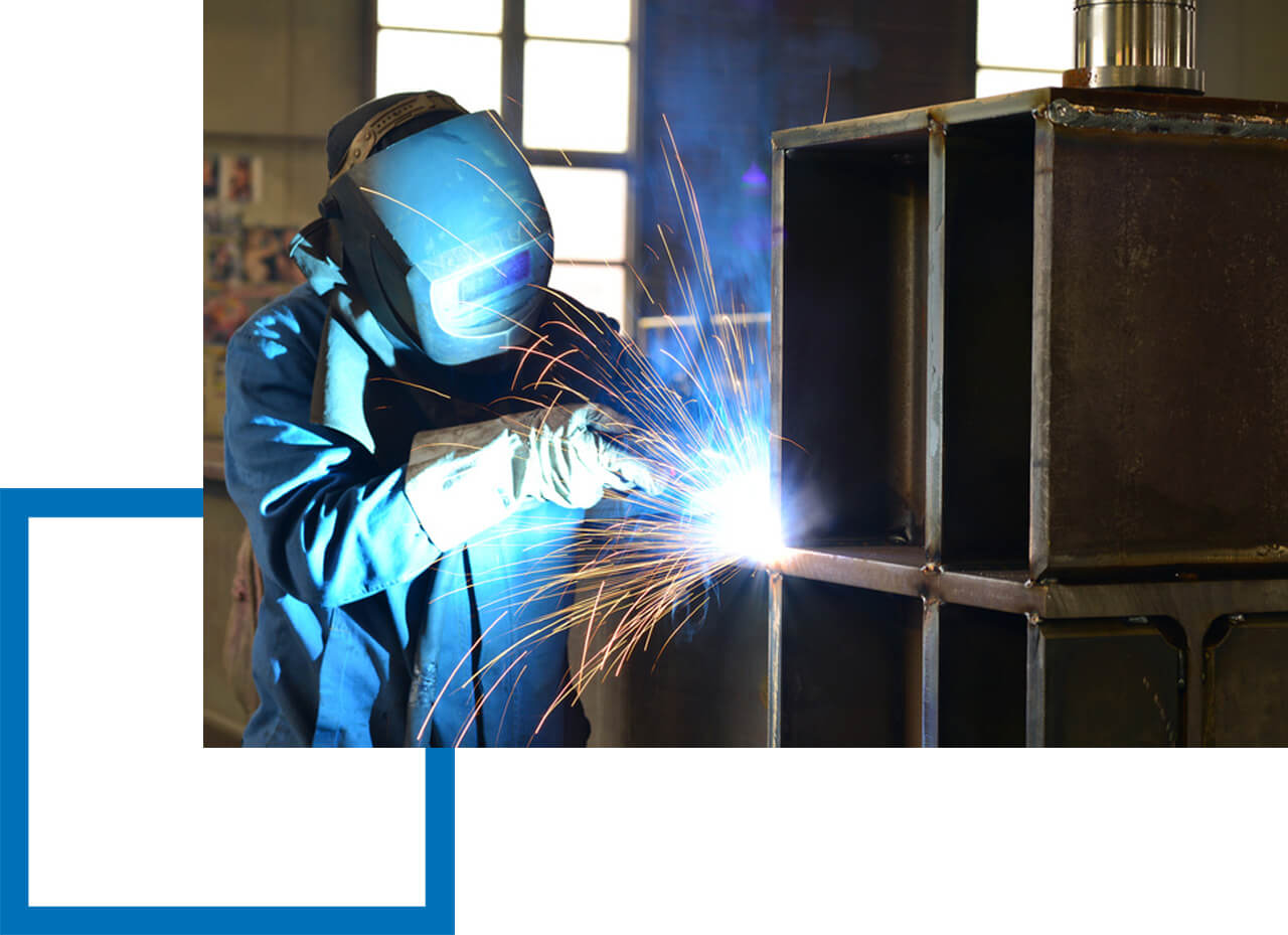 Betriebshaftpflicht Schweißerei Schweißer bearbeitet gerade Stahl