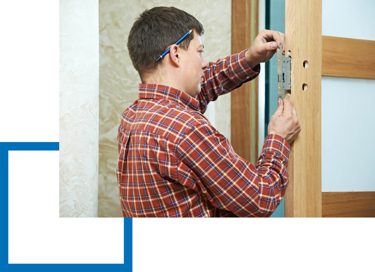 Betriebshaftpflicht Türenmontage Handwerker montiert Tür