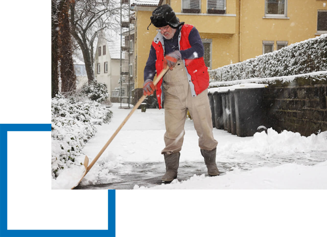 Betriebshaftpflicht Winterdienst Winterdienst-Personal kehrt Schnee vom Fussweg