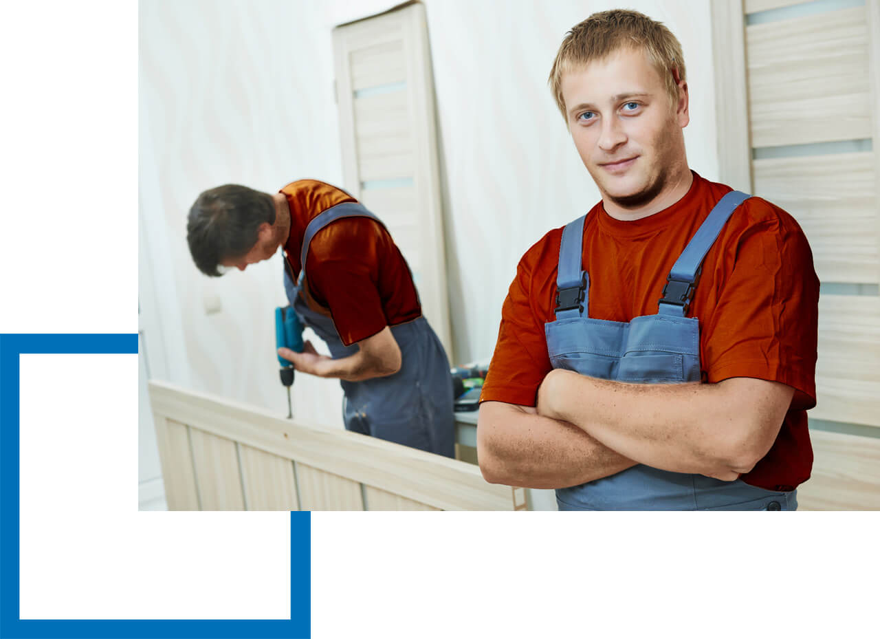 Betriebshaftpflicht Türenmontage Zwei Handwerker montieren Tür in Wohnung