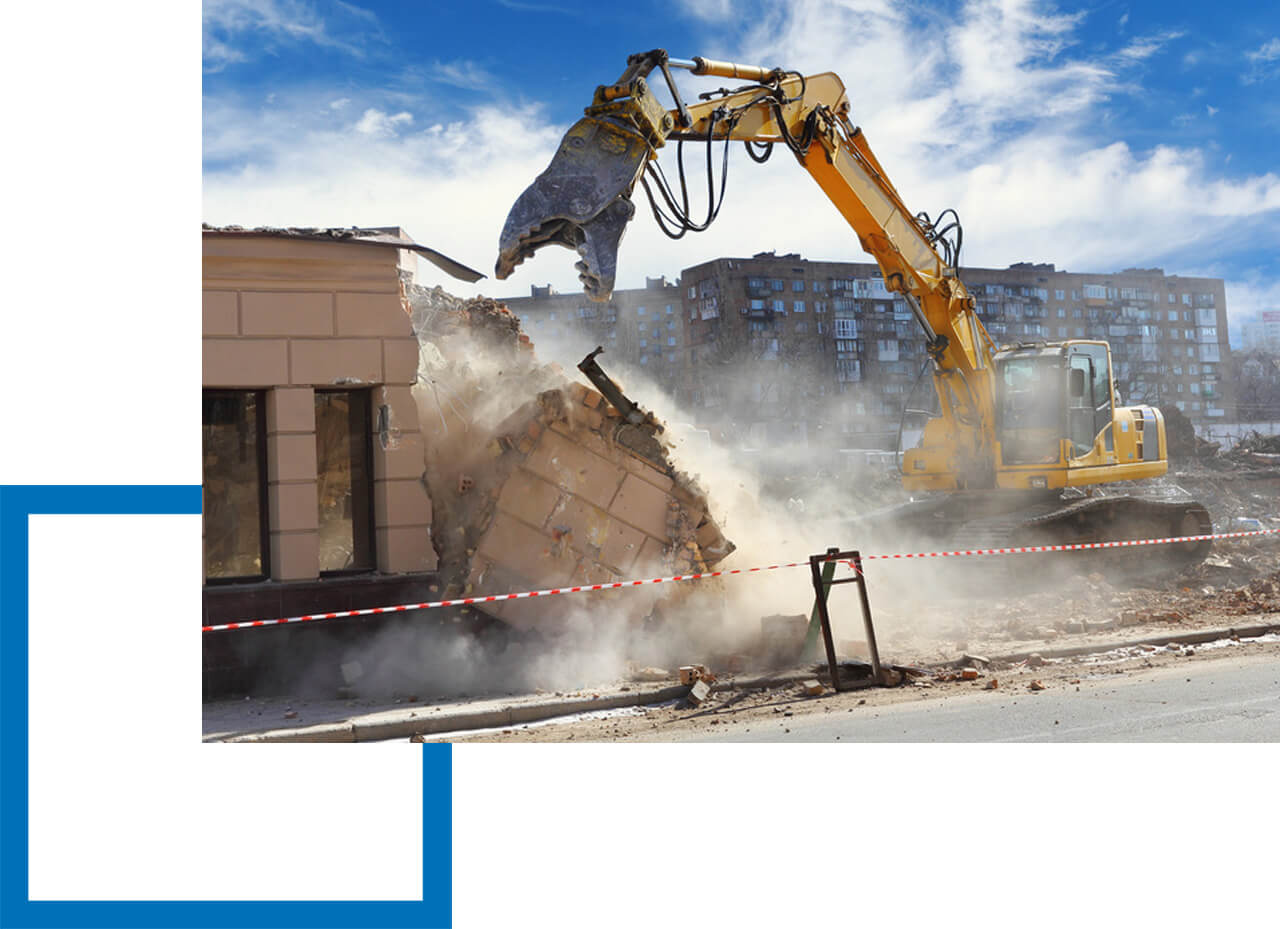 Haftpflicht - Bagger in Arbeit auf einer Baustelle