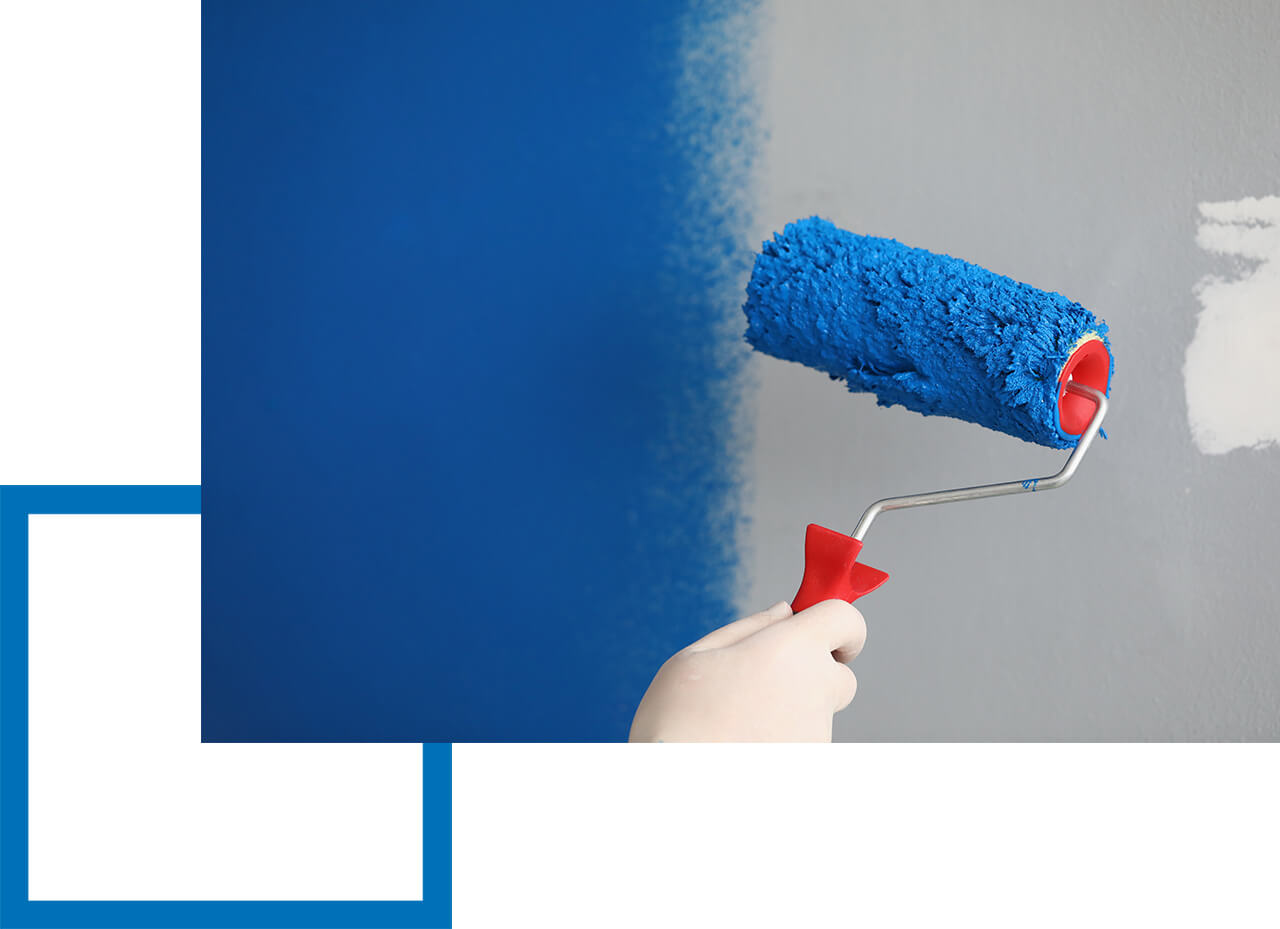 Handwerker malert eine Wand blau