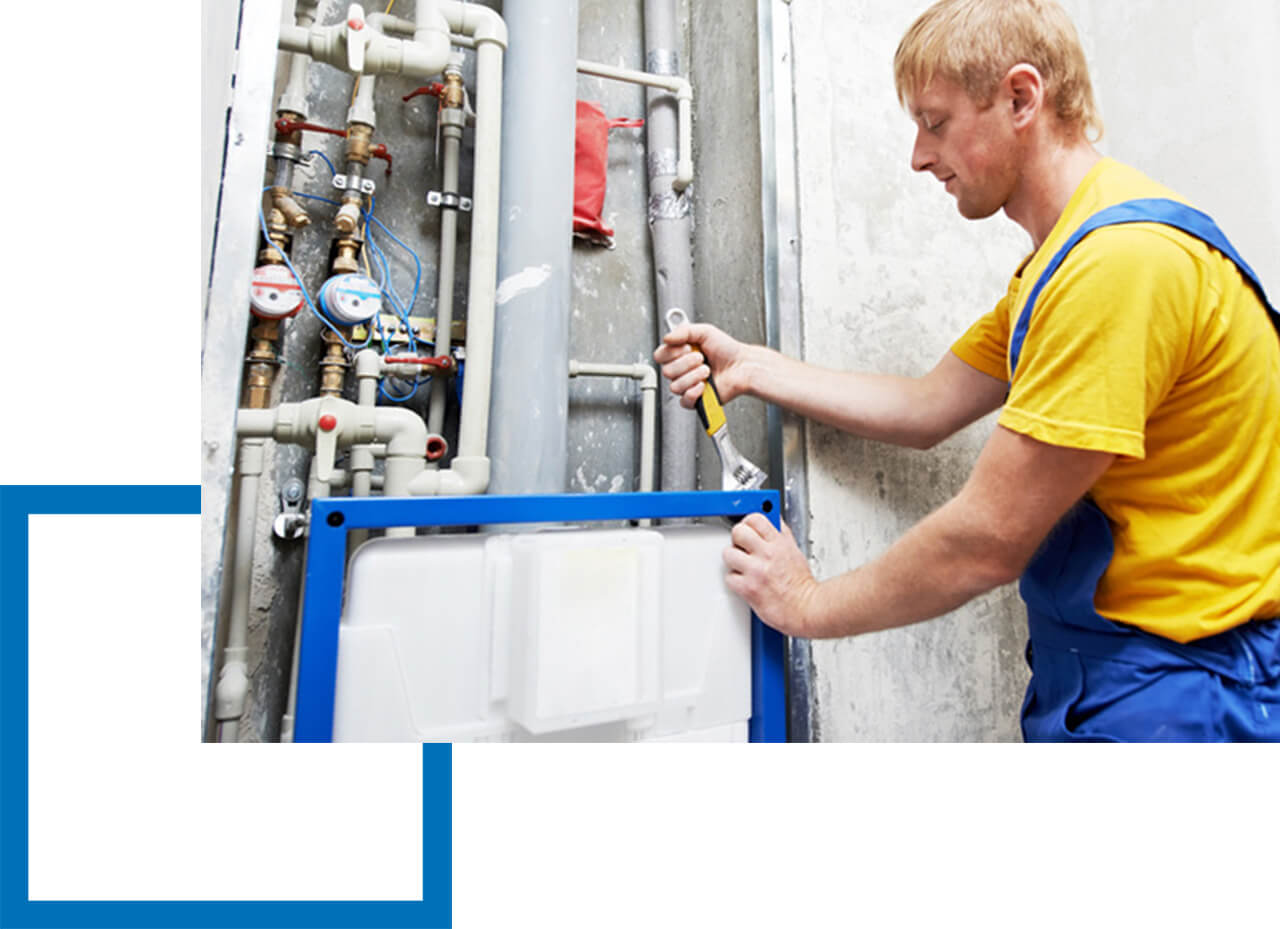 Haftpflicht Installateur Sanitär Heizung Klima Bauhandwerker installiert ein WC
