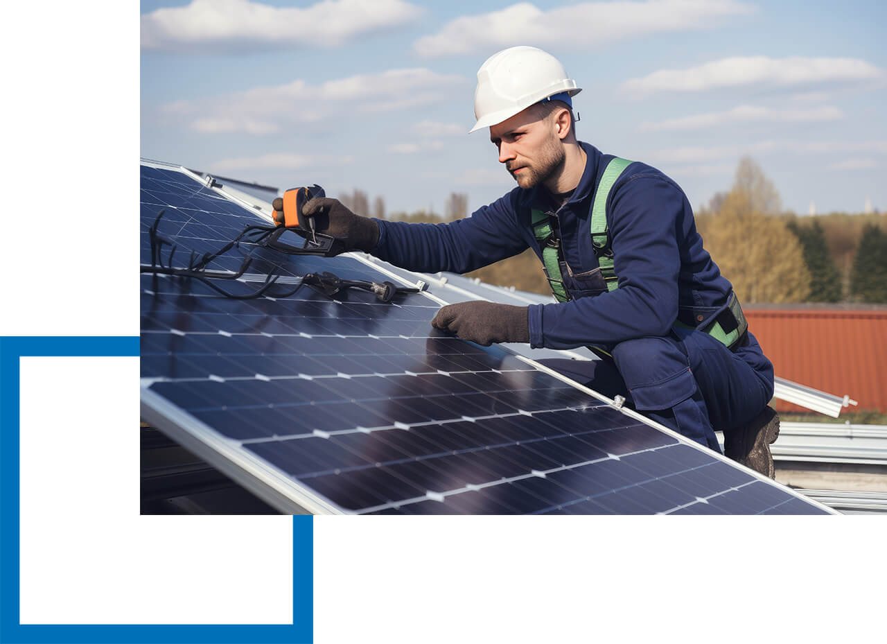 Haftpflichtversicherung Installation Solaranlage – PV-Anlage Elektroinstallateur installiert Fotovoltaik / Solaranlage auf Dach