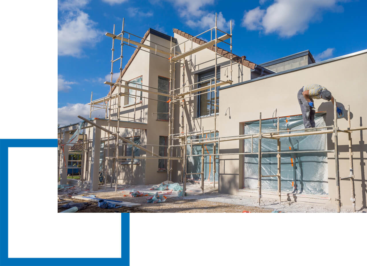 Haftpflichtversicherung Malerbetrieb Maler streicht die komplette Hauswand an