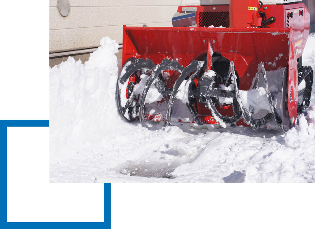 Winterdienst befreit Gehweg von Schnee mit Maschine