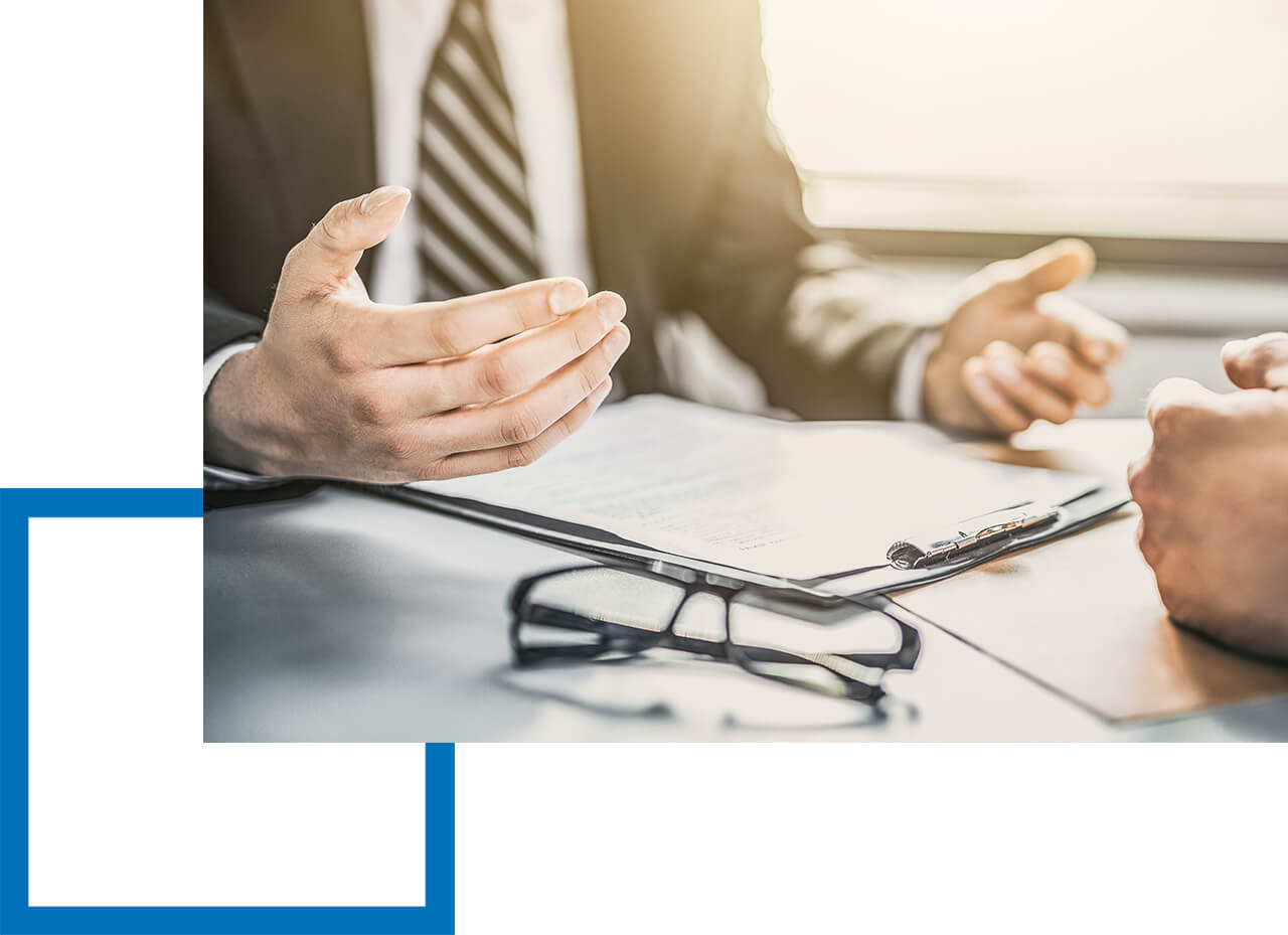 Diskussion am Tisch mit statistischen Unterlagen – Vermögensschadenhaftpflicht und Beraterhaftpflicht für Berater