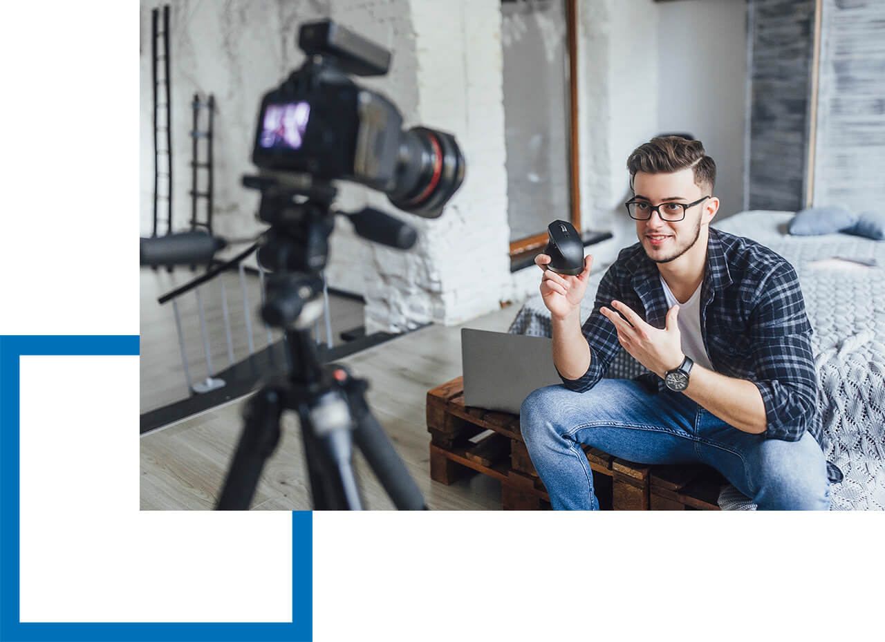 Influencer präsentiert Produkt vor Kamera.