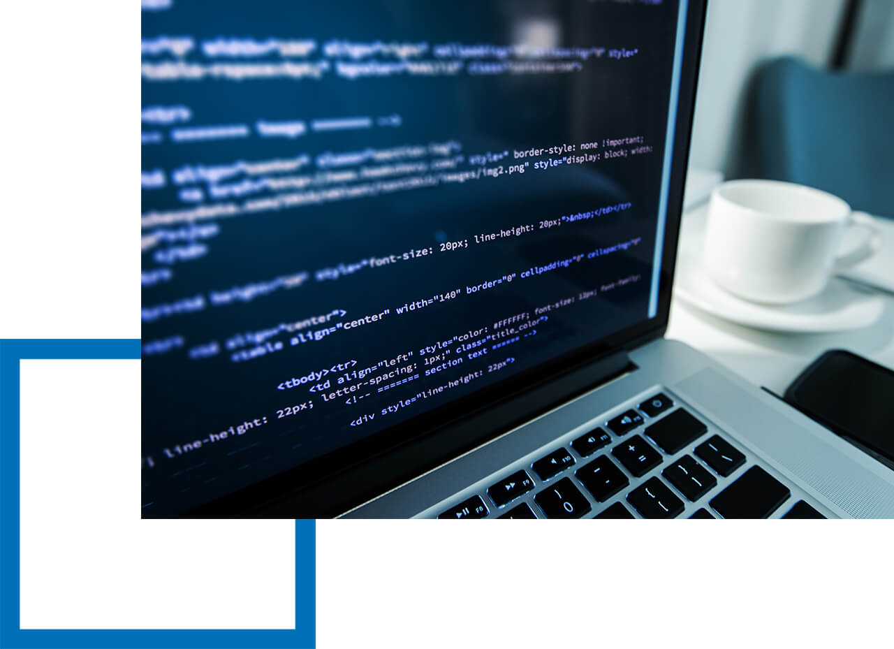 Warum eine IT-Haftpflichtversicherung so wichtig ist. Foto zeigt einen aufgeklappten Laptop auf dem Html-Programmiercode zu sehen ist - eine IT-Haftpflicht ist sehr wichtig