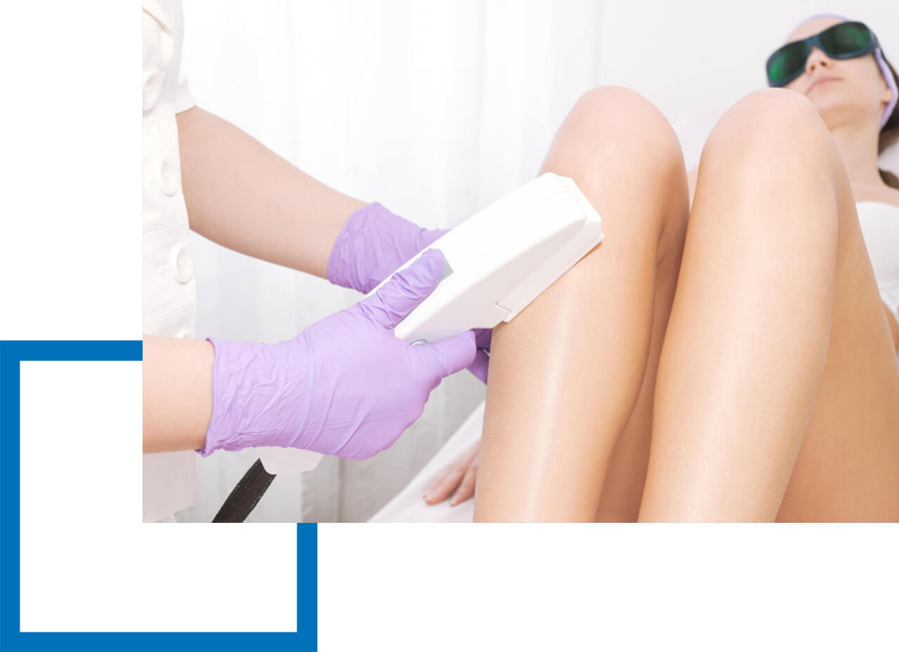 Kosmetikerin entfernt die Beinhaare einer Kundin mit einem Laserepelationsgerät