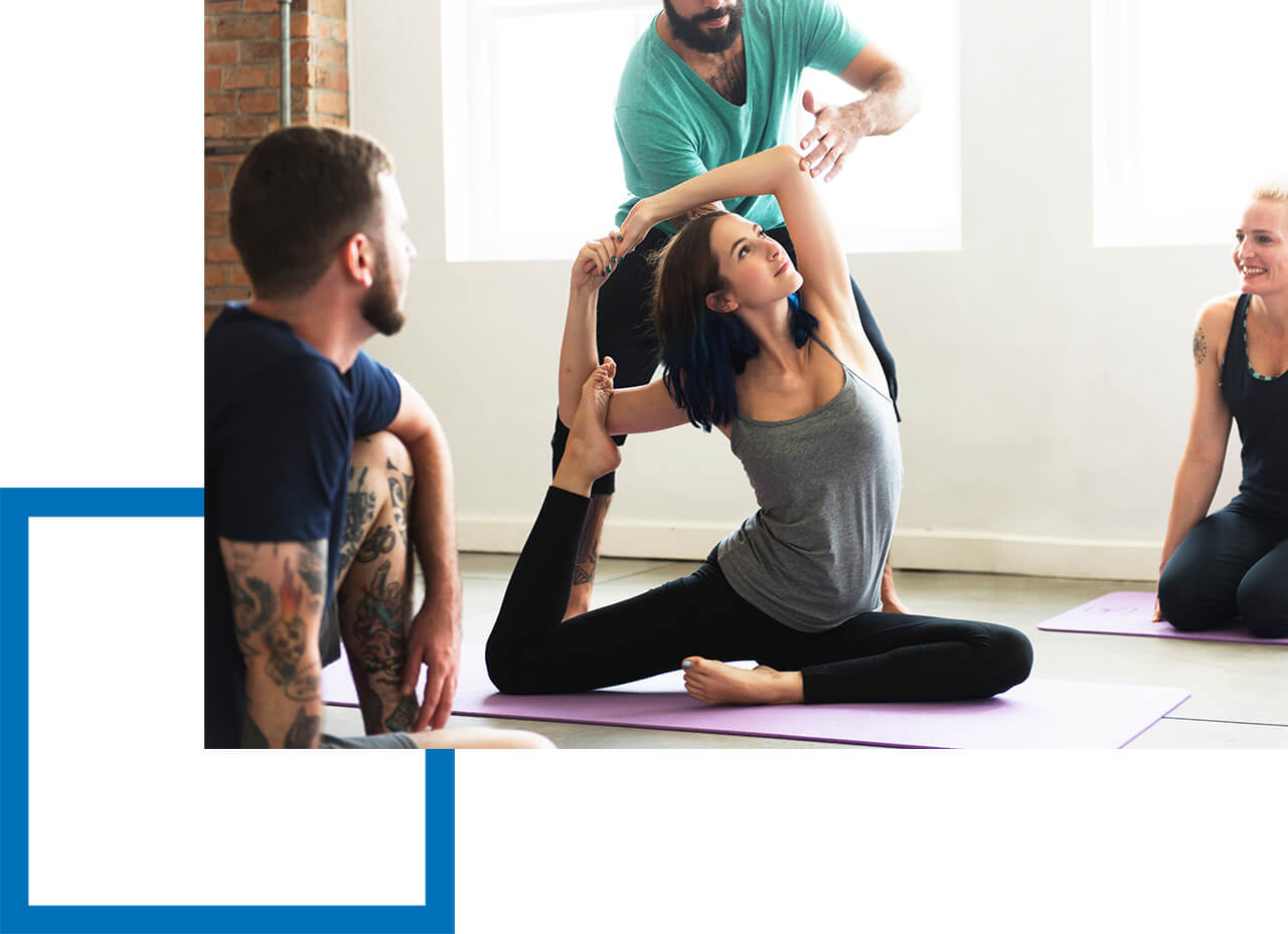 Unterrichtsstunde im Yogastudio - empfehlenswert mit einer Berufshaftpflichtversicherung für Yogalehrer versichert