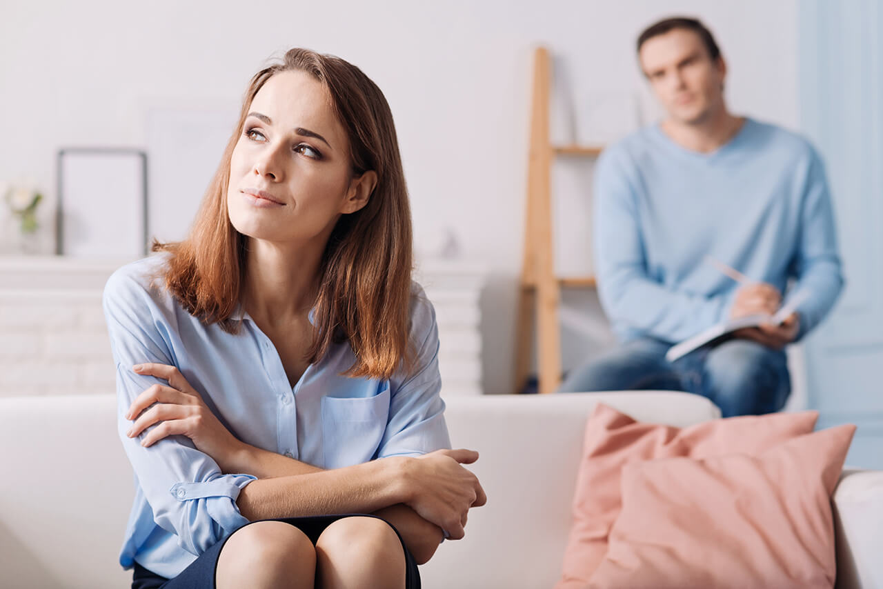 Frau im Gespräch mit einem Psychologen in entspannter Atmosphäre.