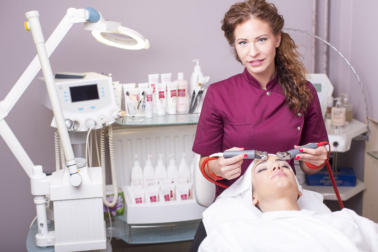 Gesichtsbehandlung - Kosmetiker schützen sich mit einer Berufshaftpflicht