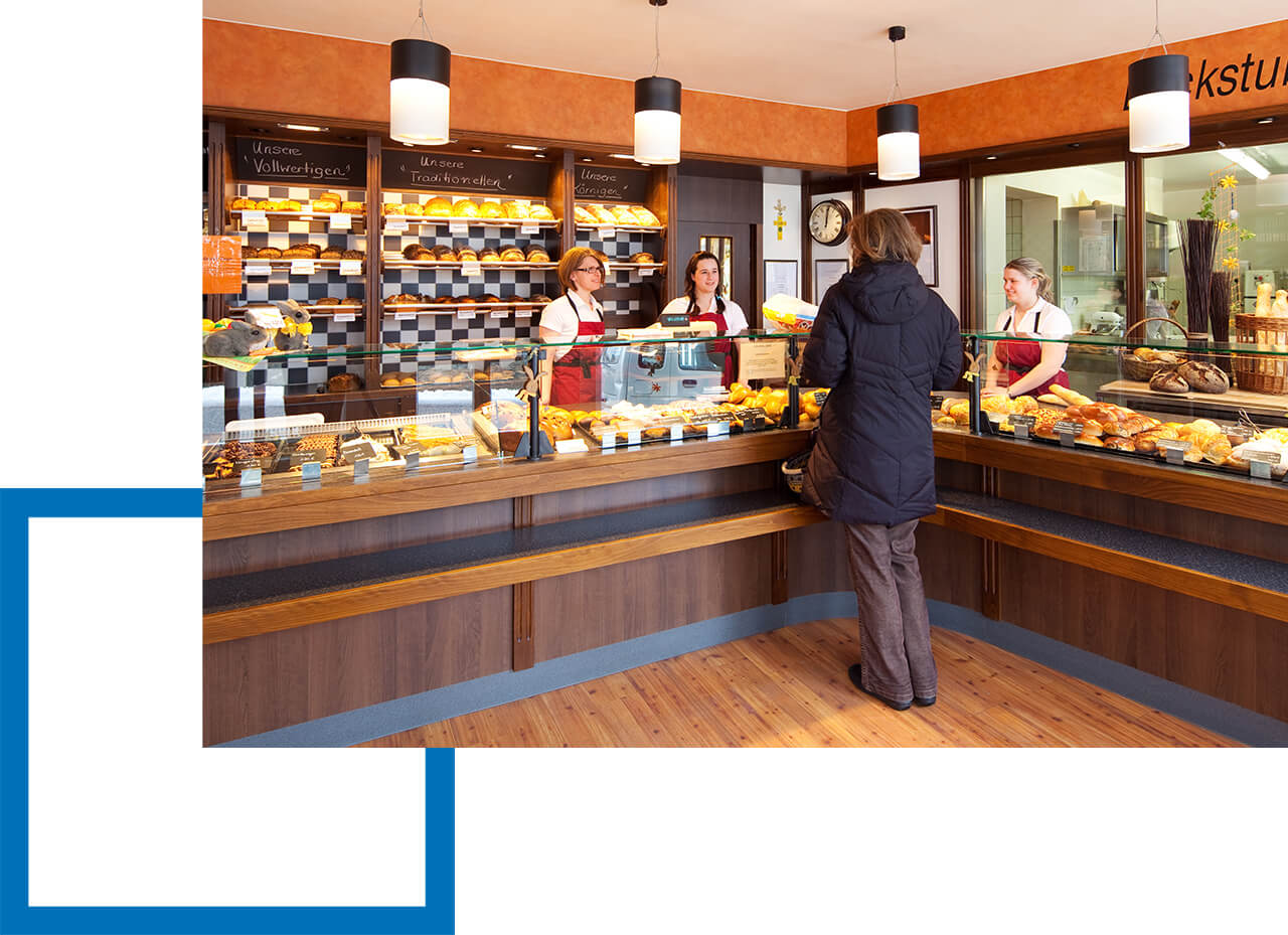 Betriebshaftpflicht Bäckerei Konditorei Betriebshaftpflicht Bäckerei Konditorei - drei Bäckerinnen hinter der Ladentheke