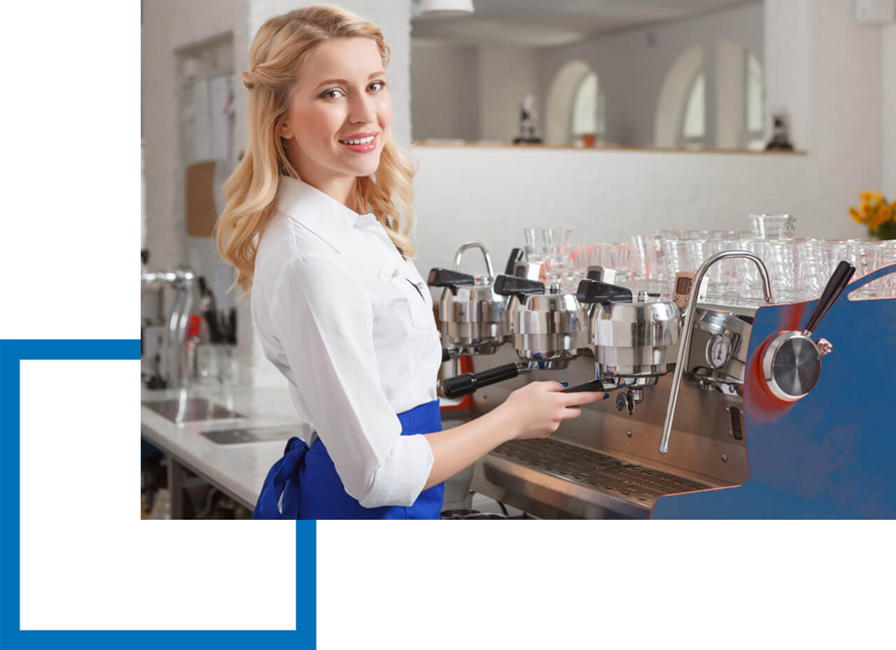 Betriebshaftpflicht Café Eiscafé Betriebshaftpflicht Café - Kellnerin brüht gerade Kaffee frisch