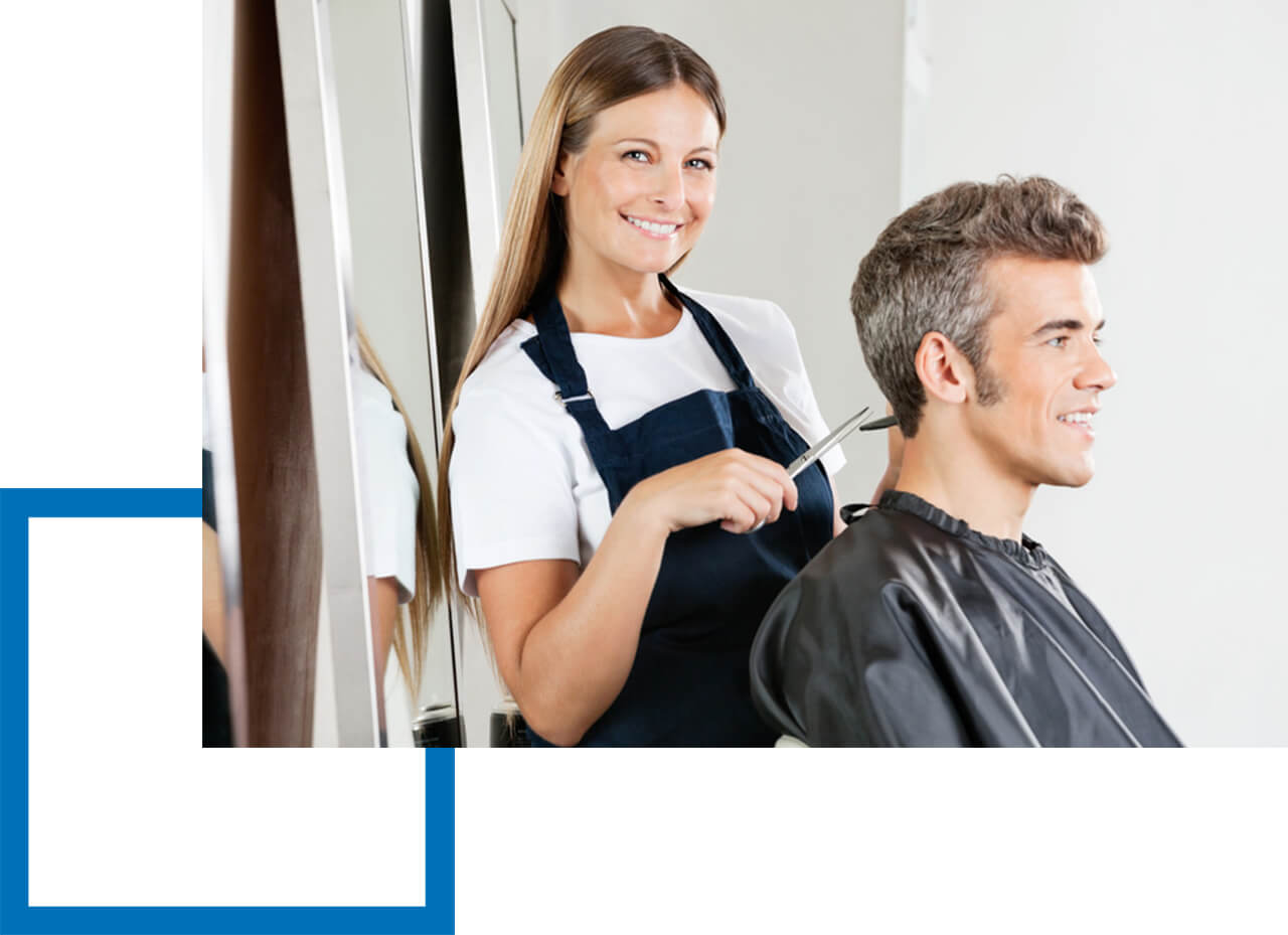 Betriebshaftpflicht für mobile Friseure Friseurin schneidet Mann zu Hause seine Haare