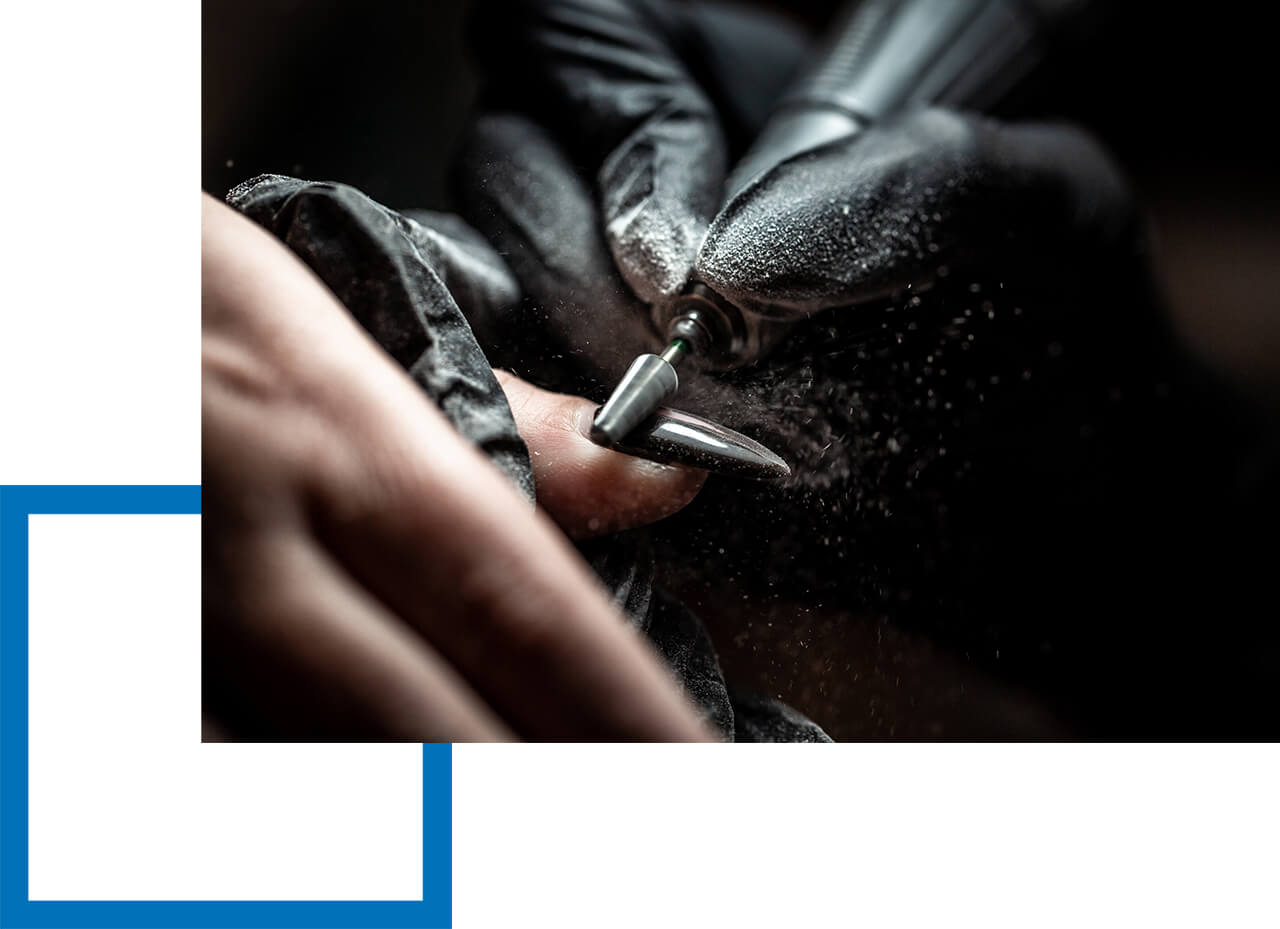 Betriebshaftpflicht für Nagelstudio auch mobil Polierung von schwarz lackiertem Fingernagel