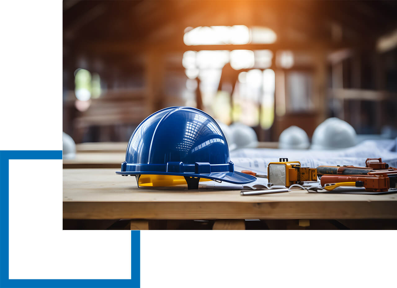 Bei Bauunternehmen gibt es oft Besonderheiten bezüglich der Forderungen! Blick in eine Werkstatt mit Werbank im Vordergrund und diversen Bauutensilien.