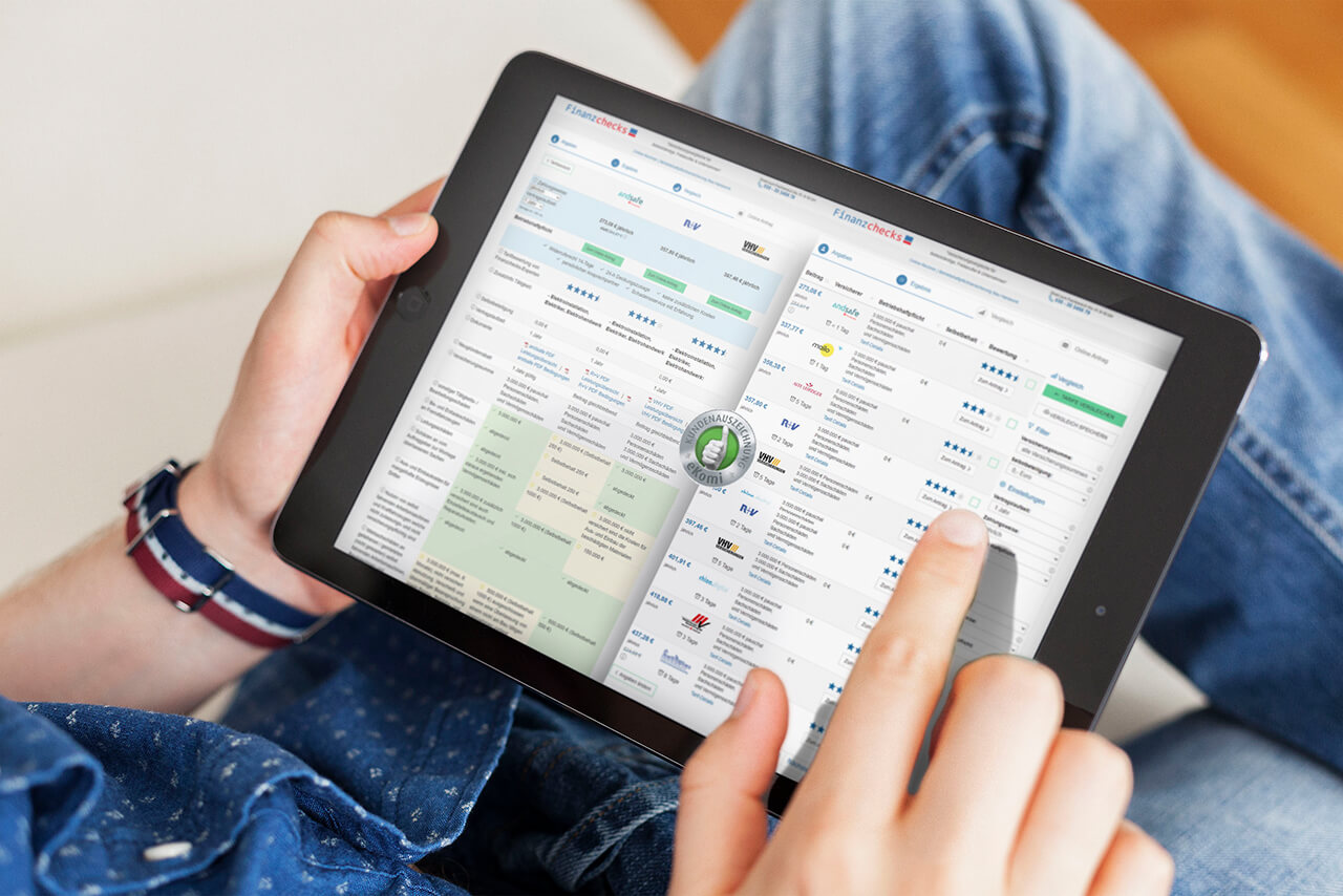 Person scrollt auf einem Tablet durch eine Finanzchecksvergleichs-Tabelle.