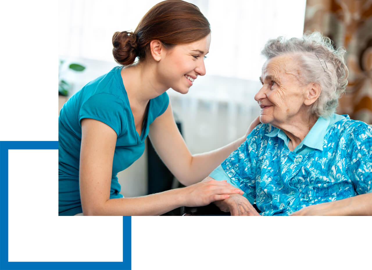 Berufshaftpflicht für Altenpfleger Altenpflegerin kümmert sich um eine ältere Frau