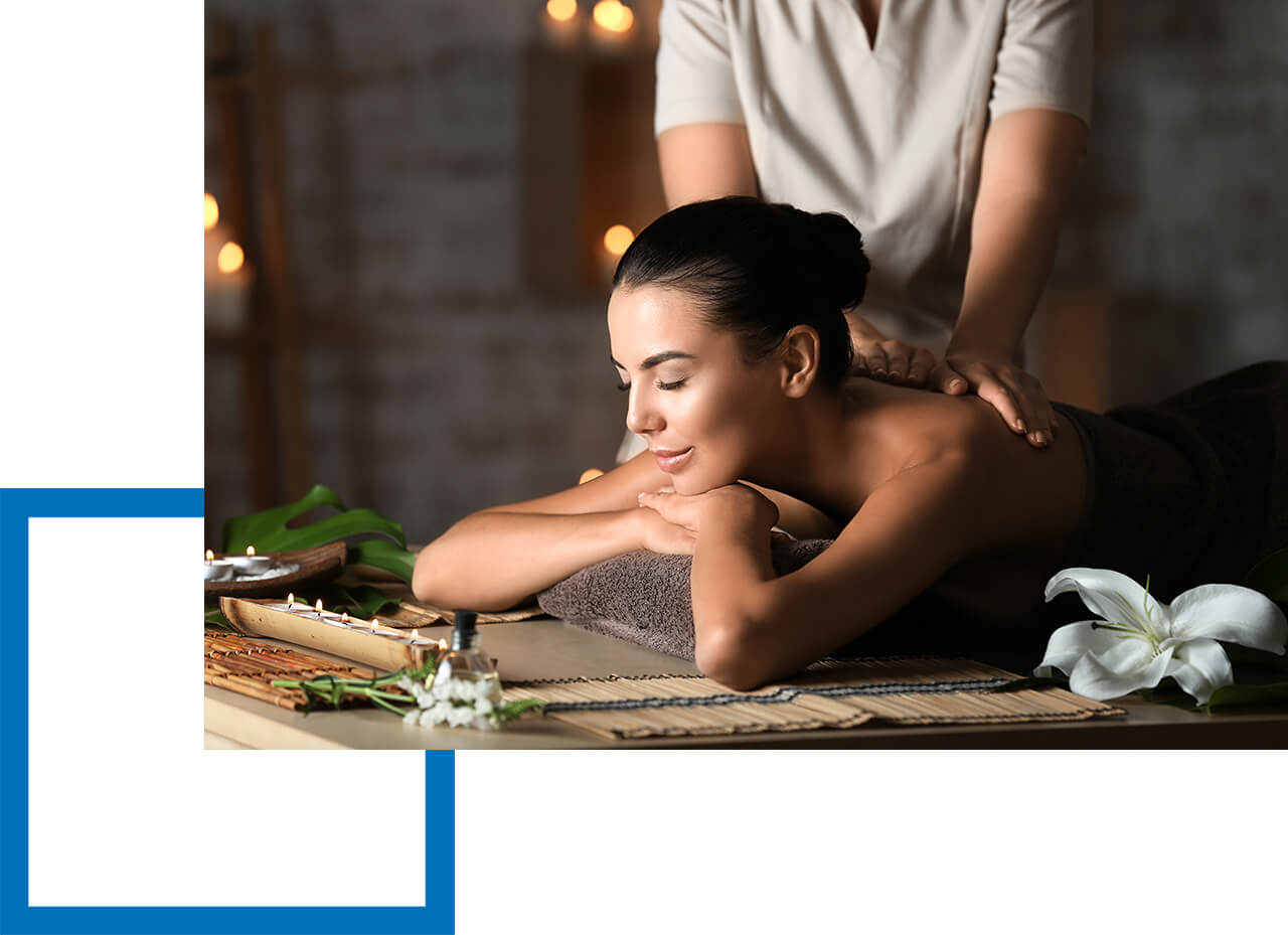 Berufshaftpflicht für Masseur/-in Kundin entspannt auf einer Liege bei einer Wellnessmassage
