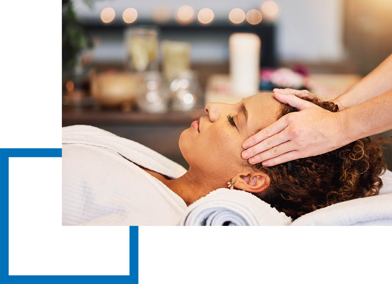 Reiki-Behandlung mit Handauflegen am Kopf.