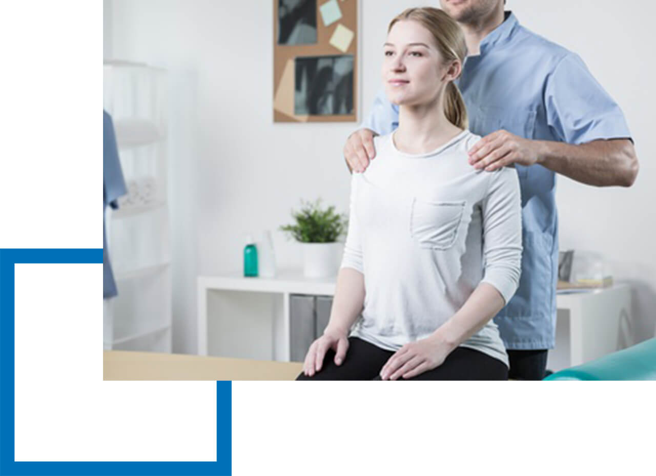 Berufshaftpflicht für Chiropraktik Chiropraktiker behandelt Patientin in Praxis