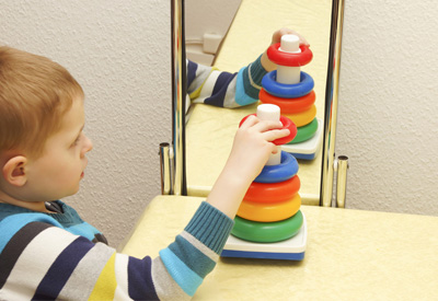 Kind in Ergotherapie-Behandlung einer Praxis