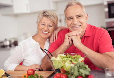 Glückliches älteres Ehepaar nach einer Ernährungsberatung
