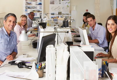 Team aus Programmierer und Entwickler im Büro am Computer