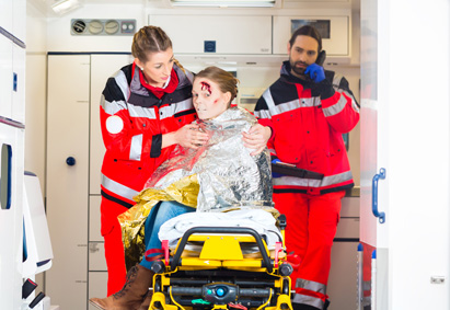 Rettungssanitäterin hilft Kind