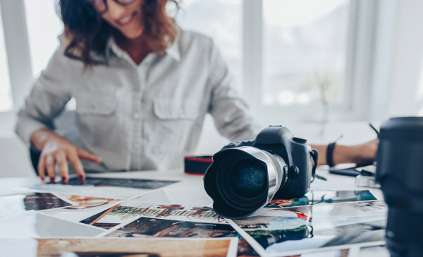 Fotograf zeigt seinem Kunden eine Auswahl an Fotos