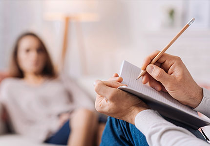 Psychotherapeut therapiert mit ruhigen Gewissen und mit einer Berufshaftpflicht versichert
