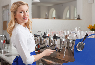 Betriebshaftpflicht Café - Kellnerin brüht gerade Kaffee frisch