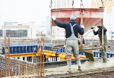 Facharbeiter betonieren Boden