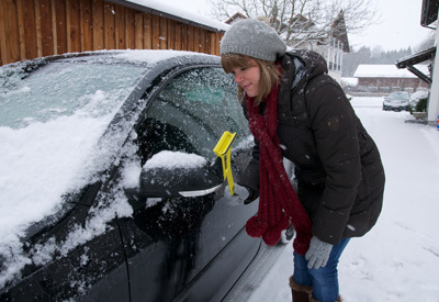 Kundin auf Grundstück der Kfz-Werkstatt im Winter