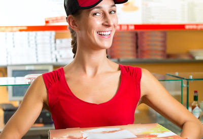 Betriebshaftpflicht Pizzeria - Frau mit Pizzakartons