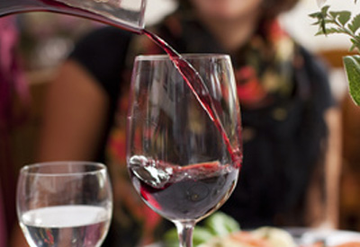 Betriebshaftpflicht Restaurant - Kellner gießt Rotwein ins Glas