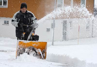 Hausmeister beim Winterdienst