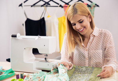 Junge Frau betreibt Kleingewerbe als Modedesignerin