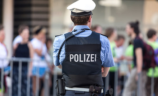 Versicherter deutscher Polizist in Uniform bei seiner Arbeit im öffentlichen Dienst