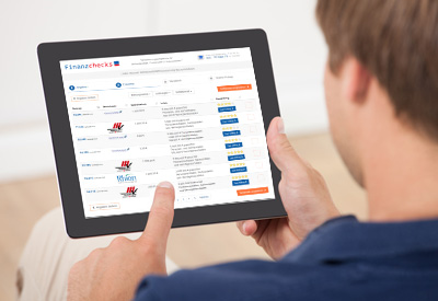 Mann macht einen Vergleich über den Online-Rechner von Finanzchecks mit Hilfe eines Tablets